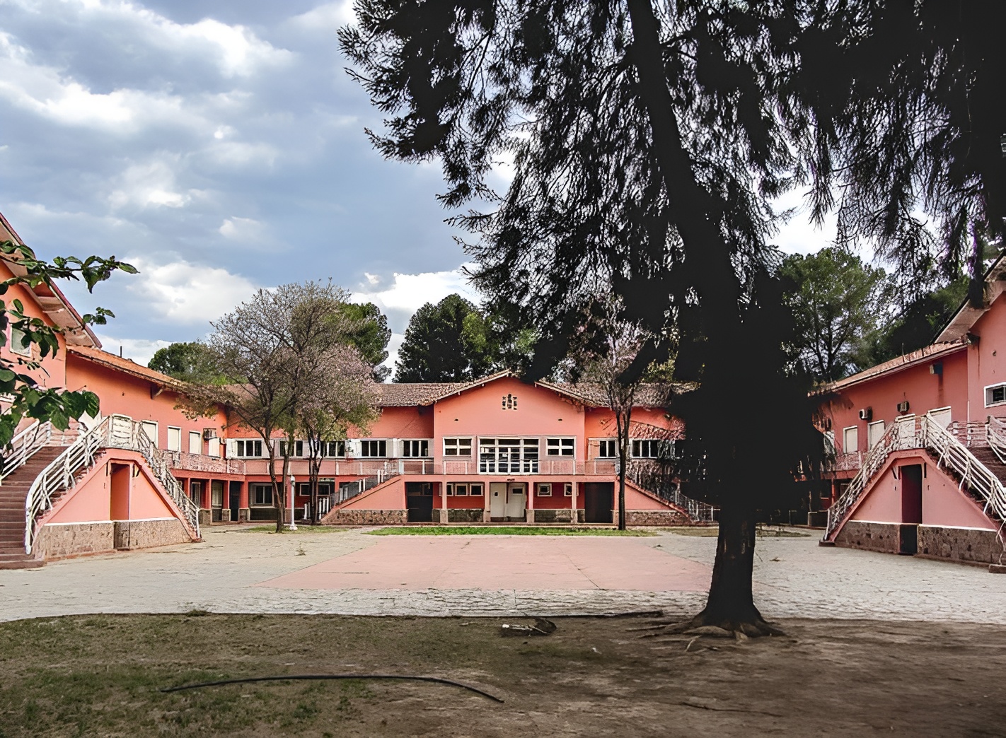 Patio del instituto antes de la intervención