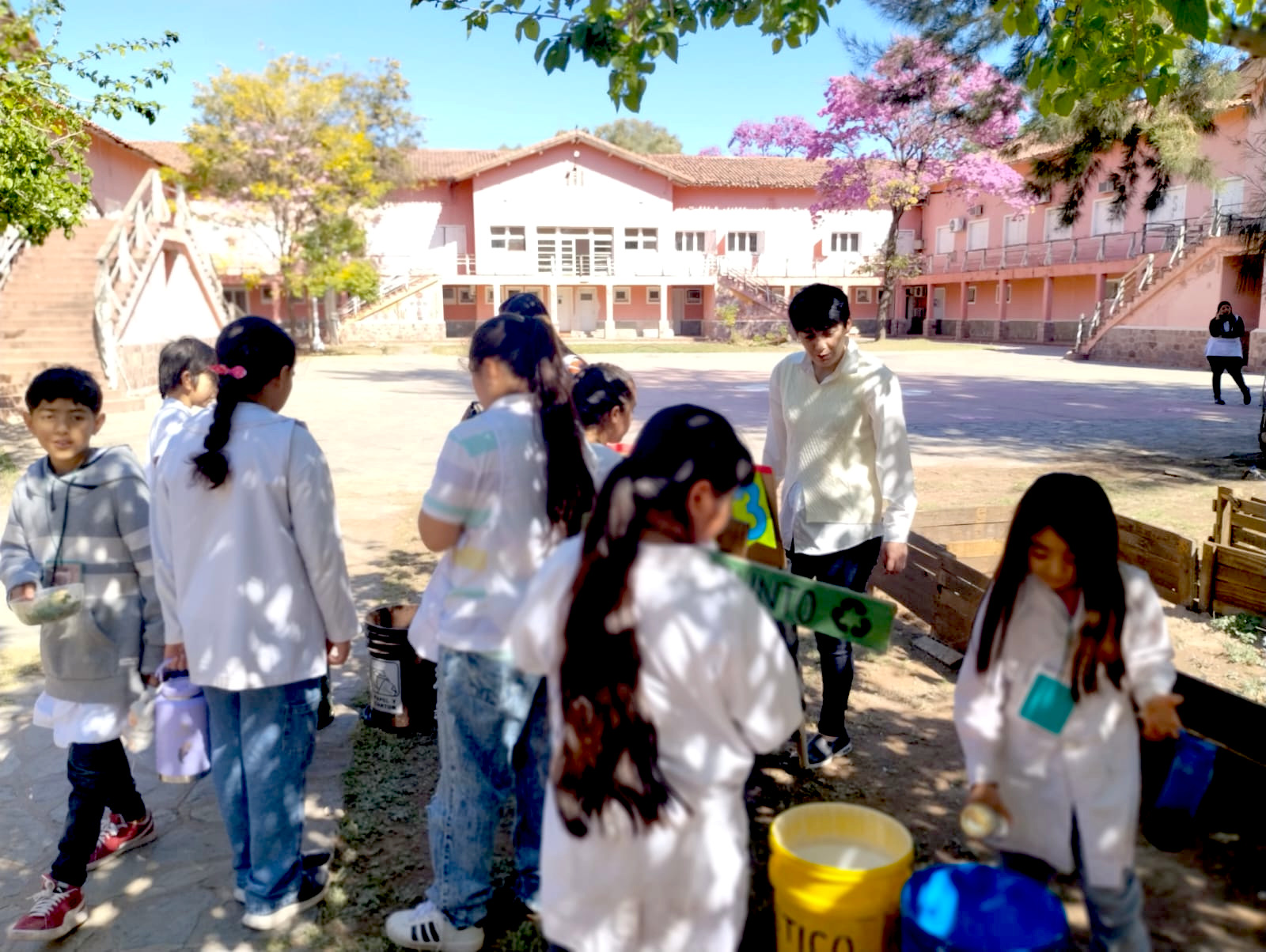 Estudiantes trabajando en la construcción del Eco-Epacio